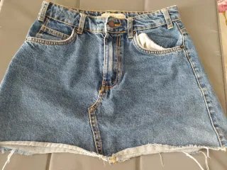 Falda vaquera corta desgastada