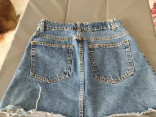 Falda vaquera corta desgastada