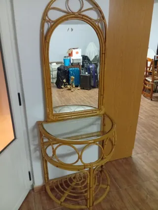 Mesa de bambú con espejo