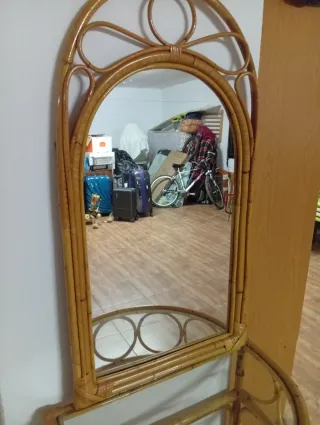 Mesa de bambú con espejo