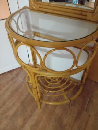 Mesa de bambú con espejo