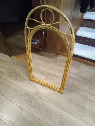 Mesa de bambú con espejo