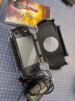 PSP Slim Negra + God of War y cargador