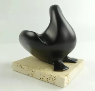 Escultura Pato Negro sobre Peana de Torres Guardia