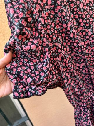 Vestido floral negro y rosa