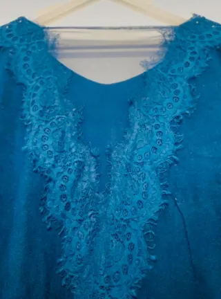 Jersey largo con pedrería y espalda transparente