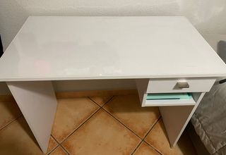 Escritorio blanco con cajón