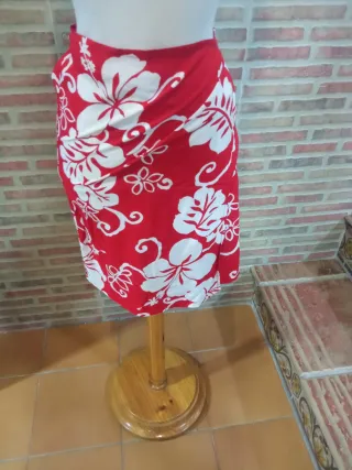 Pareo Rojo con Flores Blancas