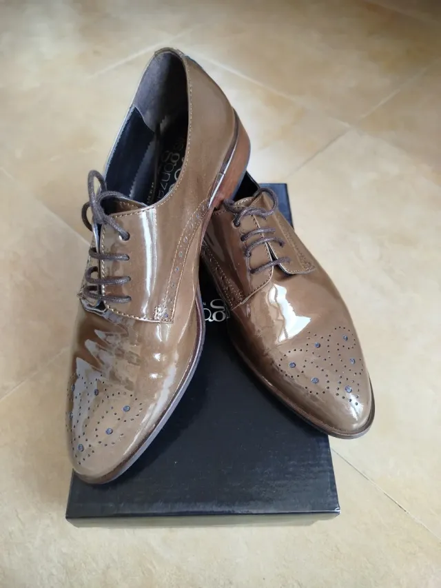 Precioso zapato charol marrón talla 37.