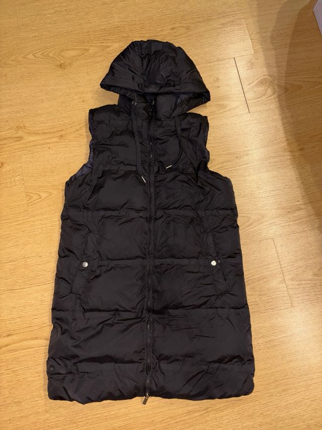 Chaleco largo negro con capucha