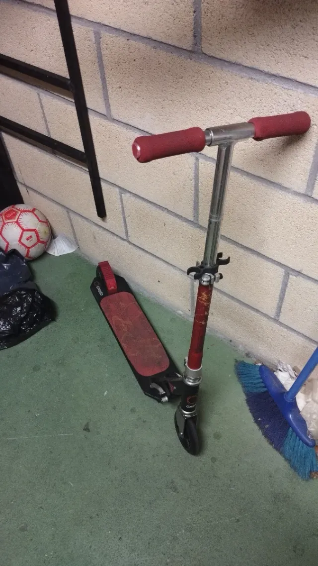 Patinete infantil rojo y negro marca OXELO