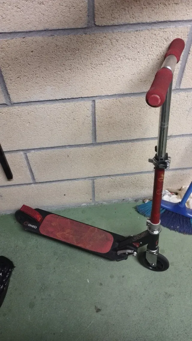 Patinete infantil rojo y negro marca OXELO