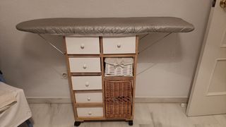 Tabla de planchar con cajones y cesto