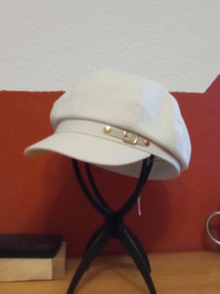 Gorros y soporte negro