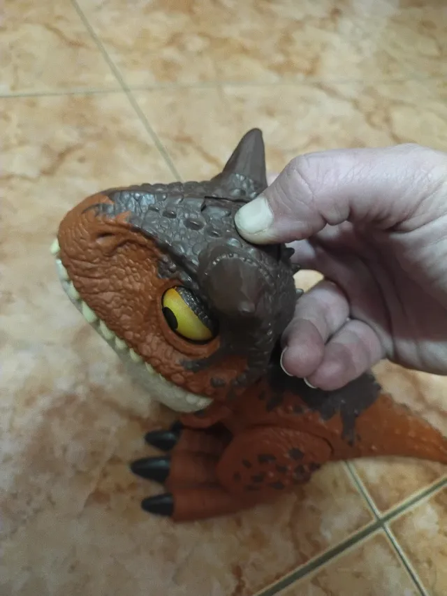 Dinosaurio de juguete naranja