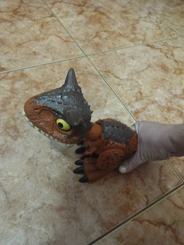 Dinosaurio de juguete naranja