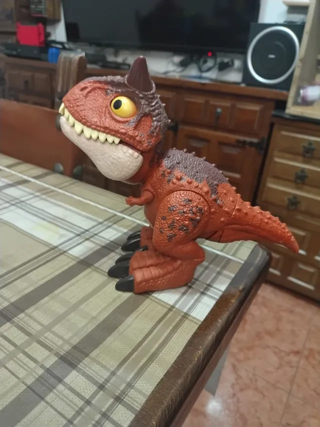 Dinosaurio de juguete naranja