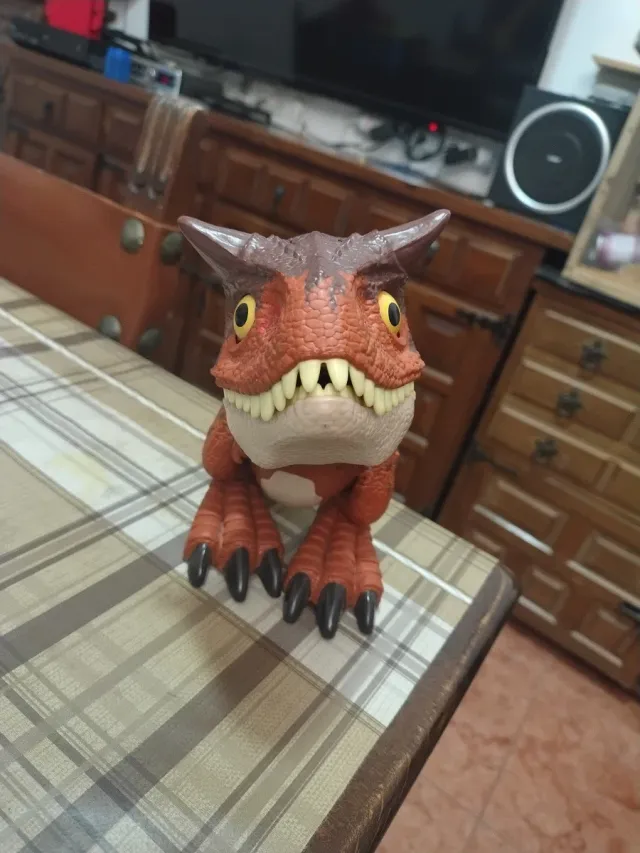 Dinosaurio de juguete naranja