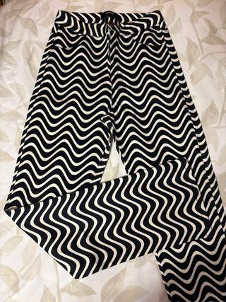 Pantalones estampados ondas blanco y negro