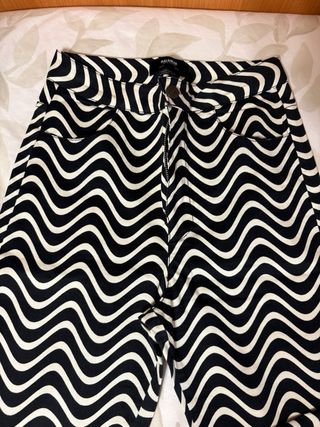 Pantalones estampados ondas blanco y negro