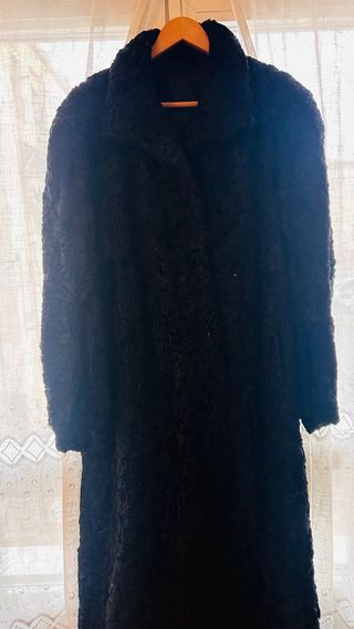 Abrigo largo negro de garras de astracán