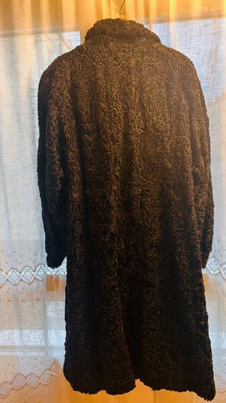 Abrigo largo negro de garras de astracán