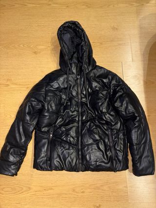 Chaqueta efecto piel negra con capucha