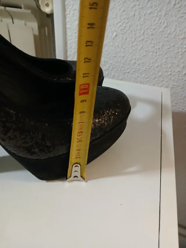 Tacones negros brillantes con plataforma fiesta