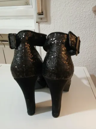 Tacones negros brillantes con plataforma fiesta