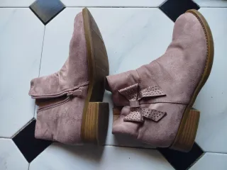 Botines rosas con lazo y pedrería