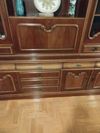 Mueble de salón antiguo de madera maciza