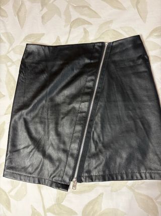 Falda negra con cremallera