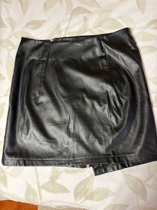 Falda negra con cremallera