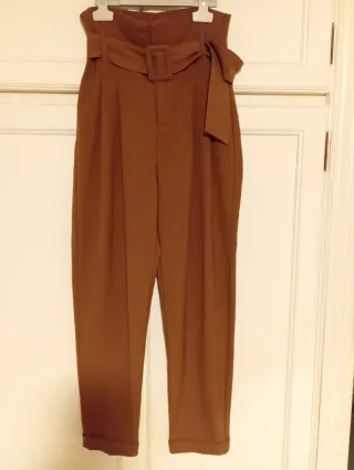Pantalón de pinzas marrón con cinturón