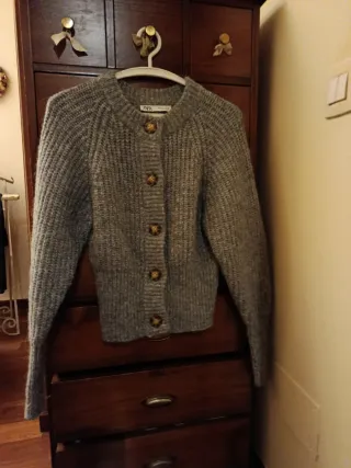 Chaqueta Zara gris de punto con lana y alpaca.