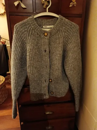 Chaqueta Zara gris de punto con lana y alpaca.