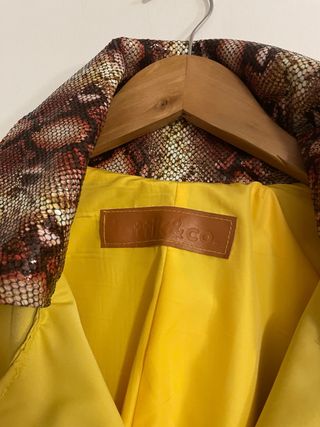 Gabardina de firma con cuello estampado pitón