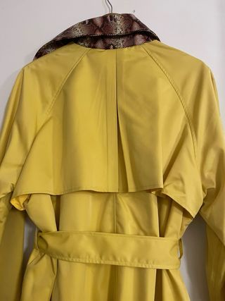 Gabardina de firma con cuello estampado pitón