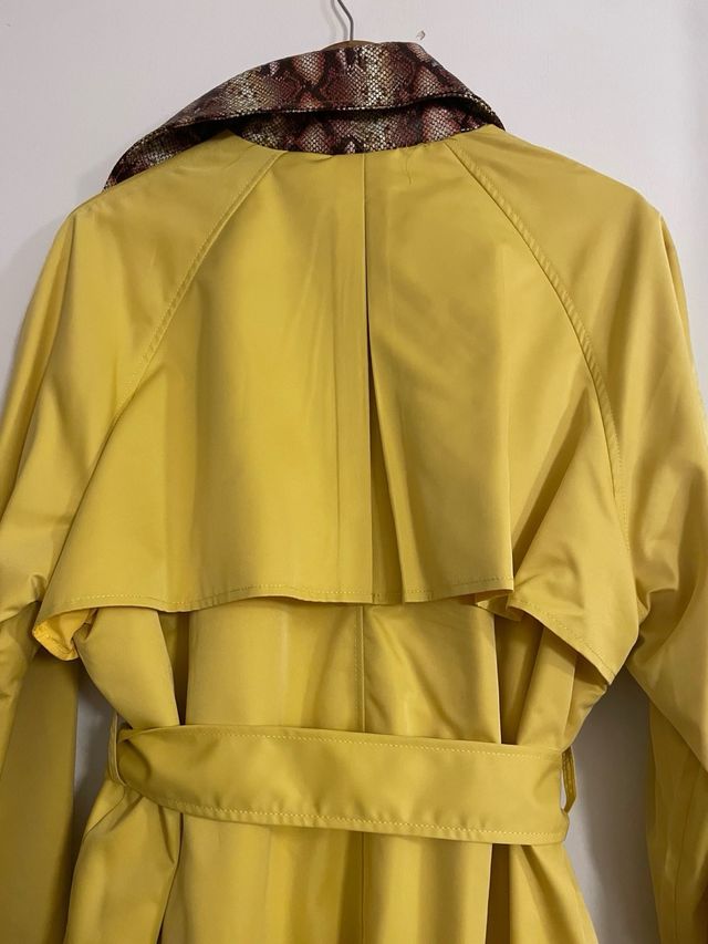 Gabardina de firma con cuello estampado pitón