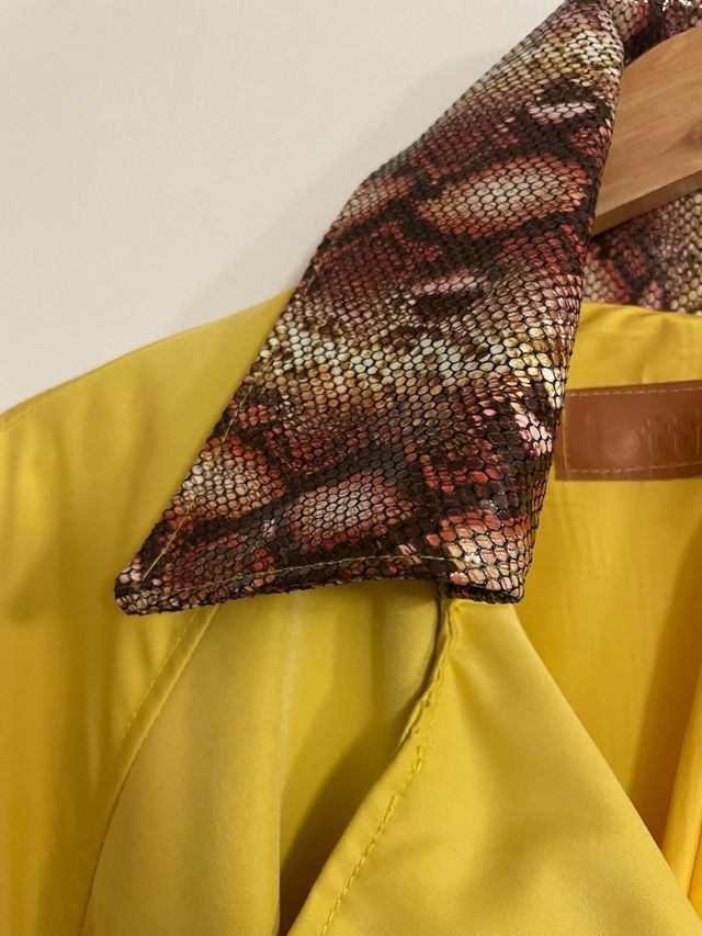 Gabardina de firma con cuello estampado pitón