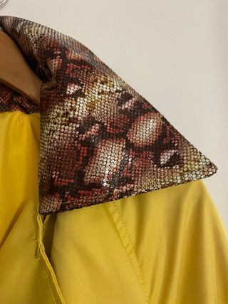 Gabardina de firma con cuello estampado pitón