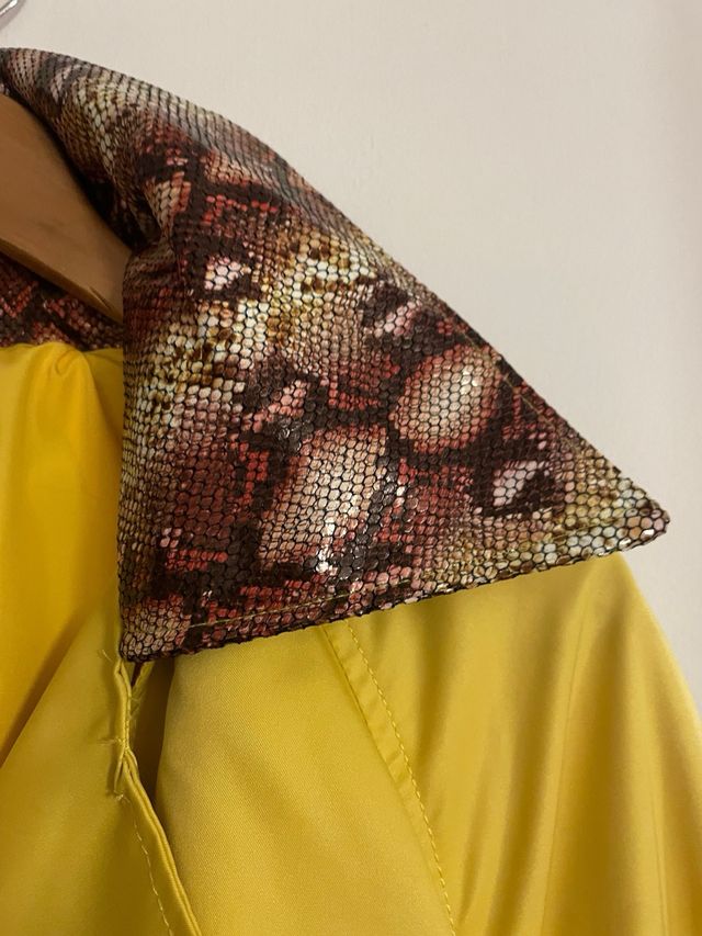 Gabardina de firma con cuello estampado pitón