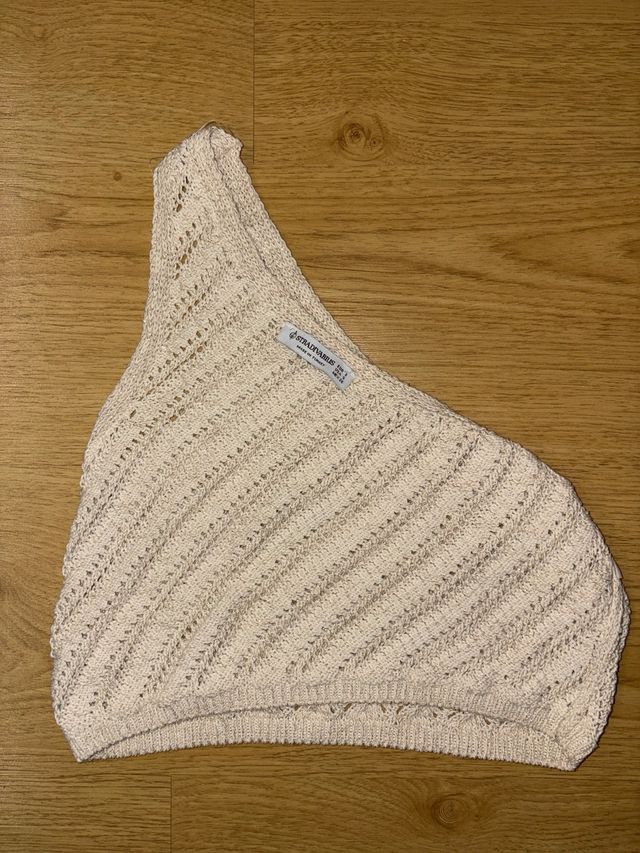 Top asimétrico beige con brillos