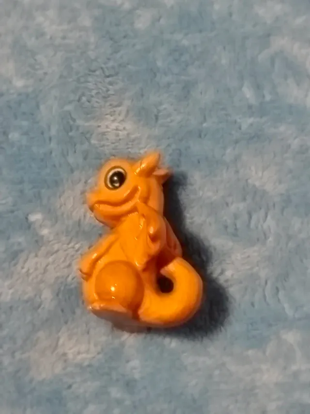 Figurilla dragón naranja