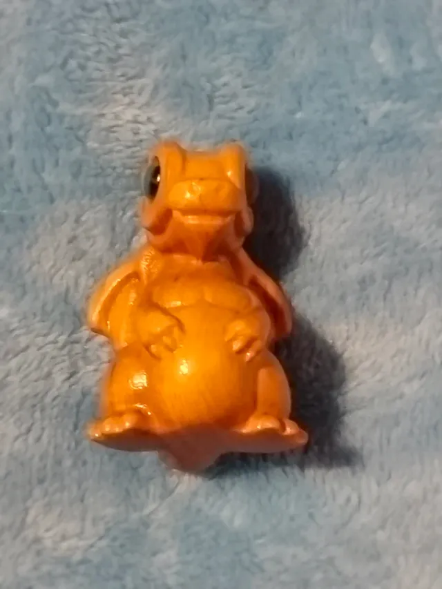 Figurilla dragón naranja