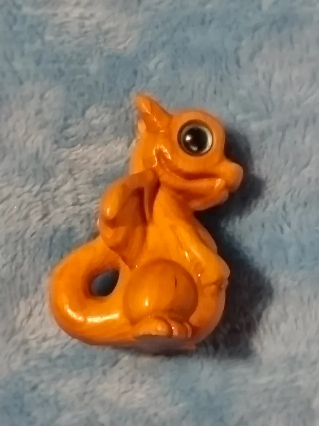 Figurilla dragón naranja