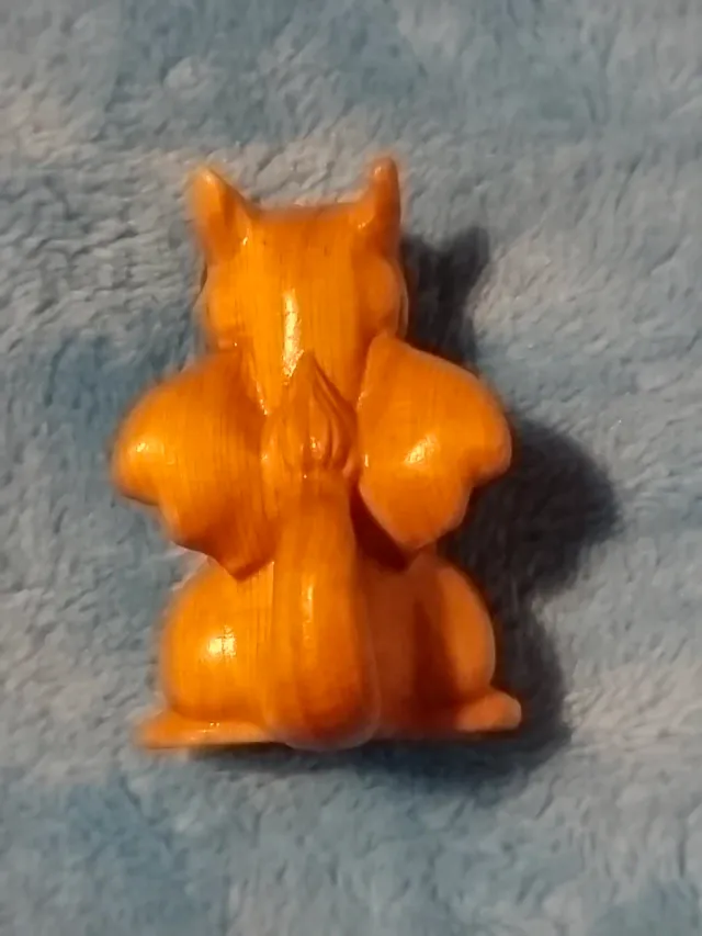 Figurilla dragón naranja