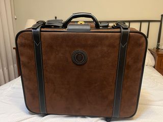 Maleta de viaje marrón y negra