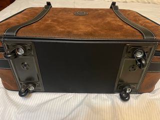 Maleta de viaje marrón y negra