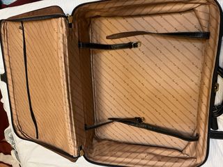 Maleta de viaje marrón y negra